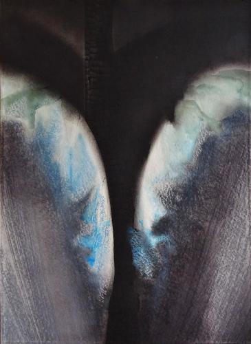 Černý anděl stojí ve stínu přítomnosti